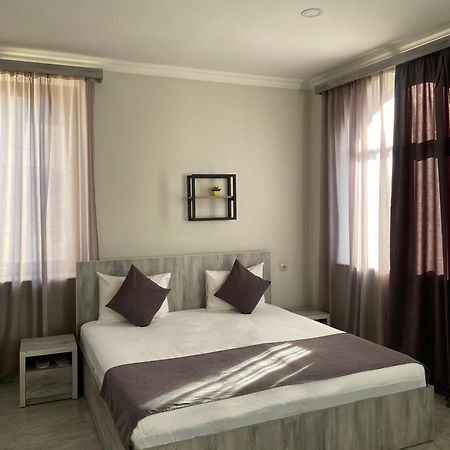 Hotel Menua Yerevan Bagian luar foto