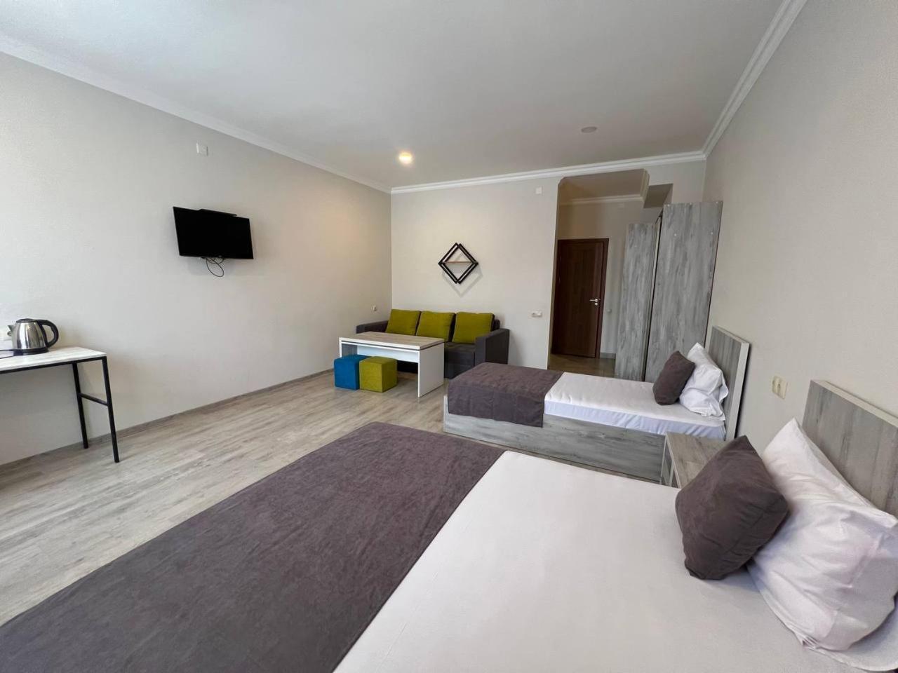 Hotel Menua Yerevan Bagian luar foto