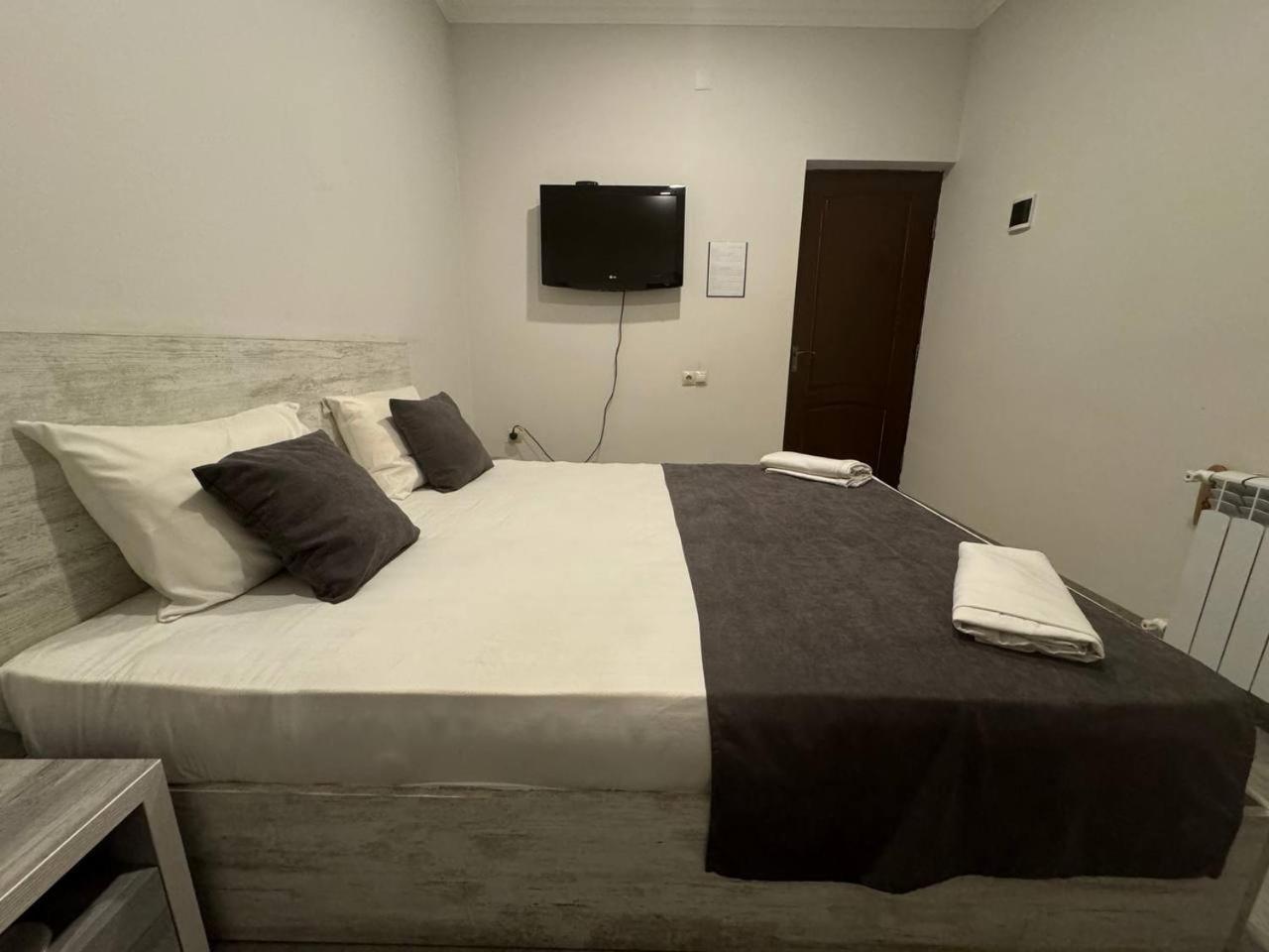 Hotel Menua Yerevan Ruang foto