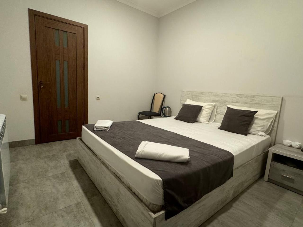 Hotel Menua Yerevan Ruang foto