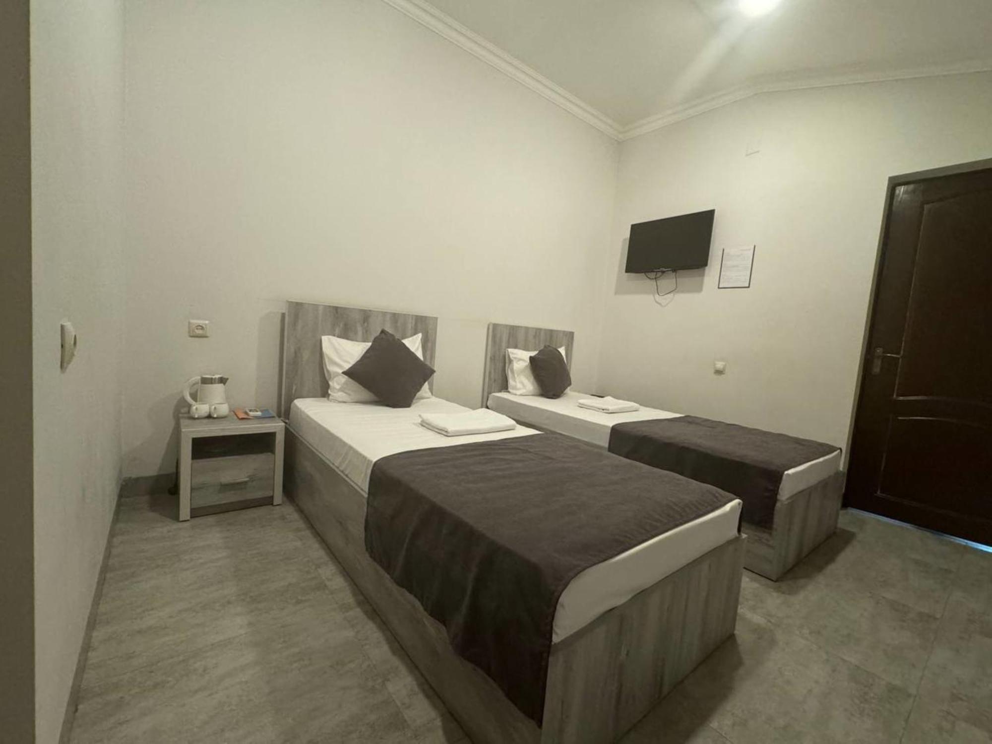 Hotel Menua Yerevan Bagian luar foto