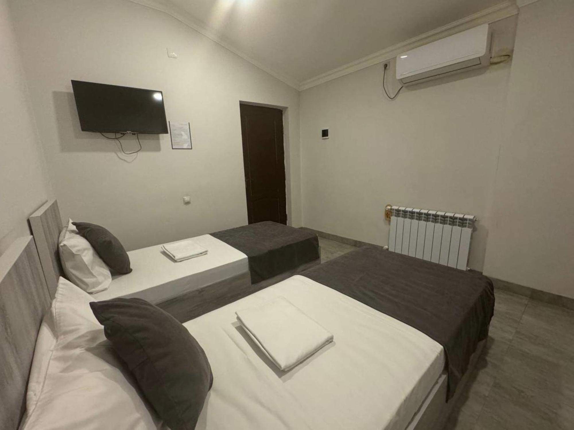 Hotel Menua Yerevan Bagian luar foto