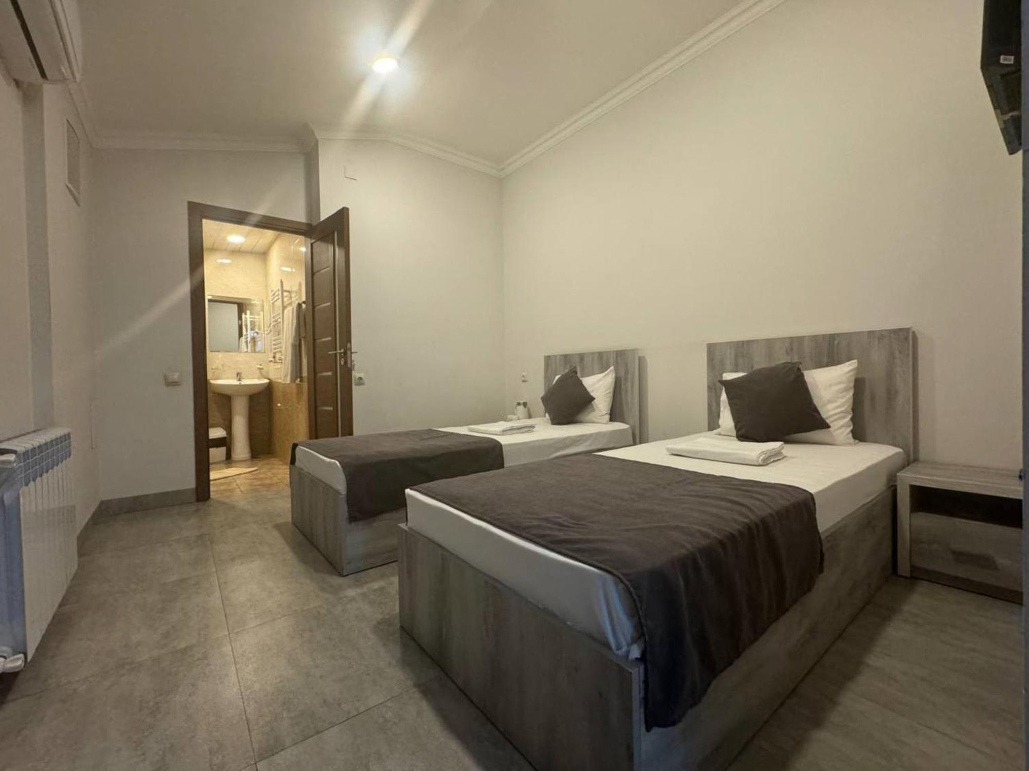 Hotel Menua Yerevan Bagian luar foto