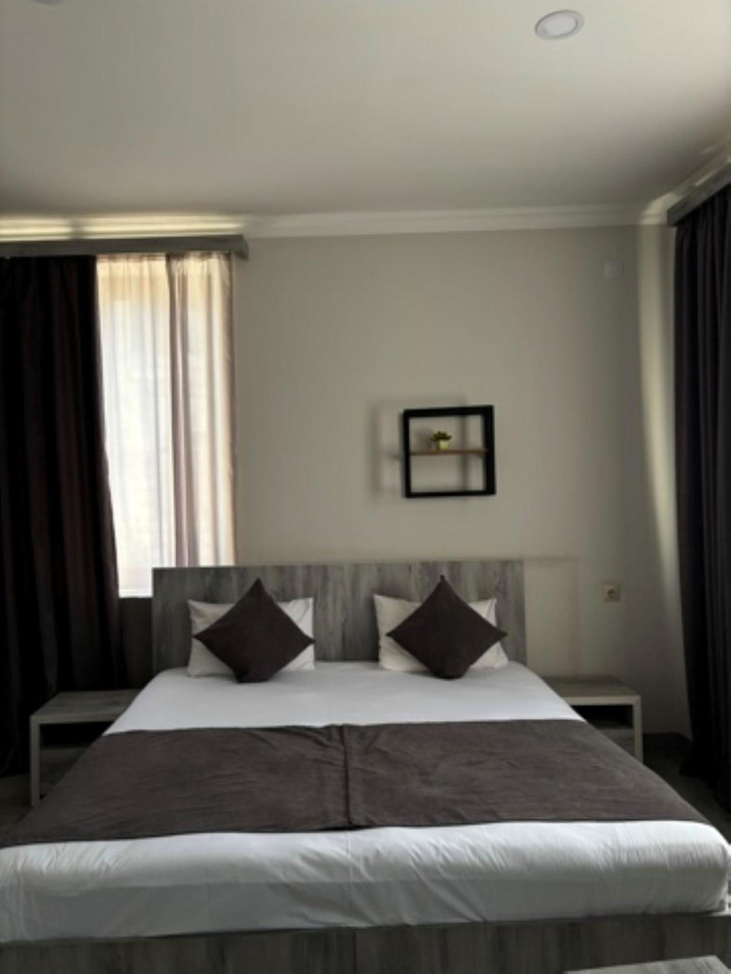 Hotel Menua Yerevan Bagian luar foto