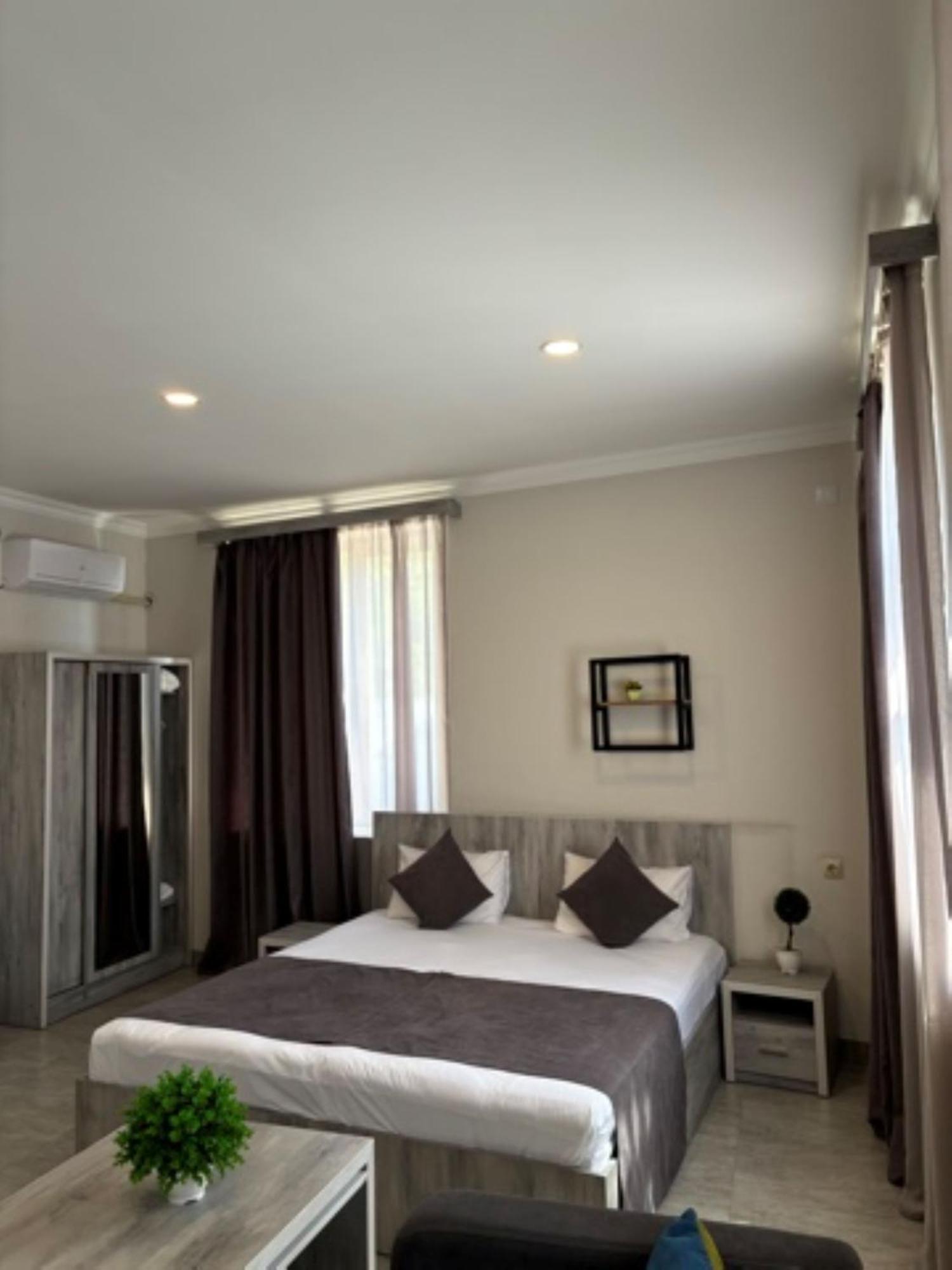 Hotel Menua Yerevan Bagian luar foto