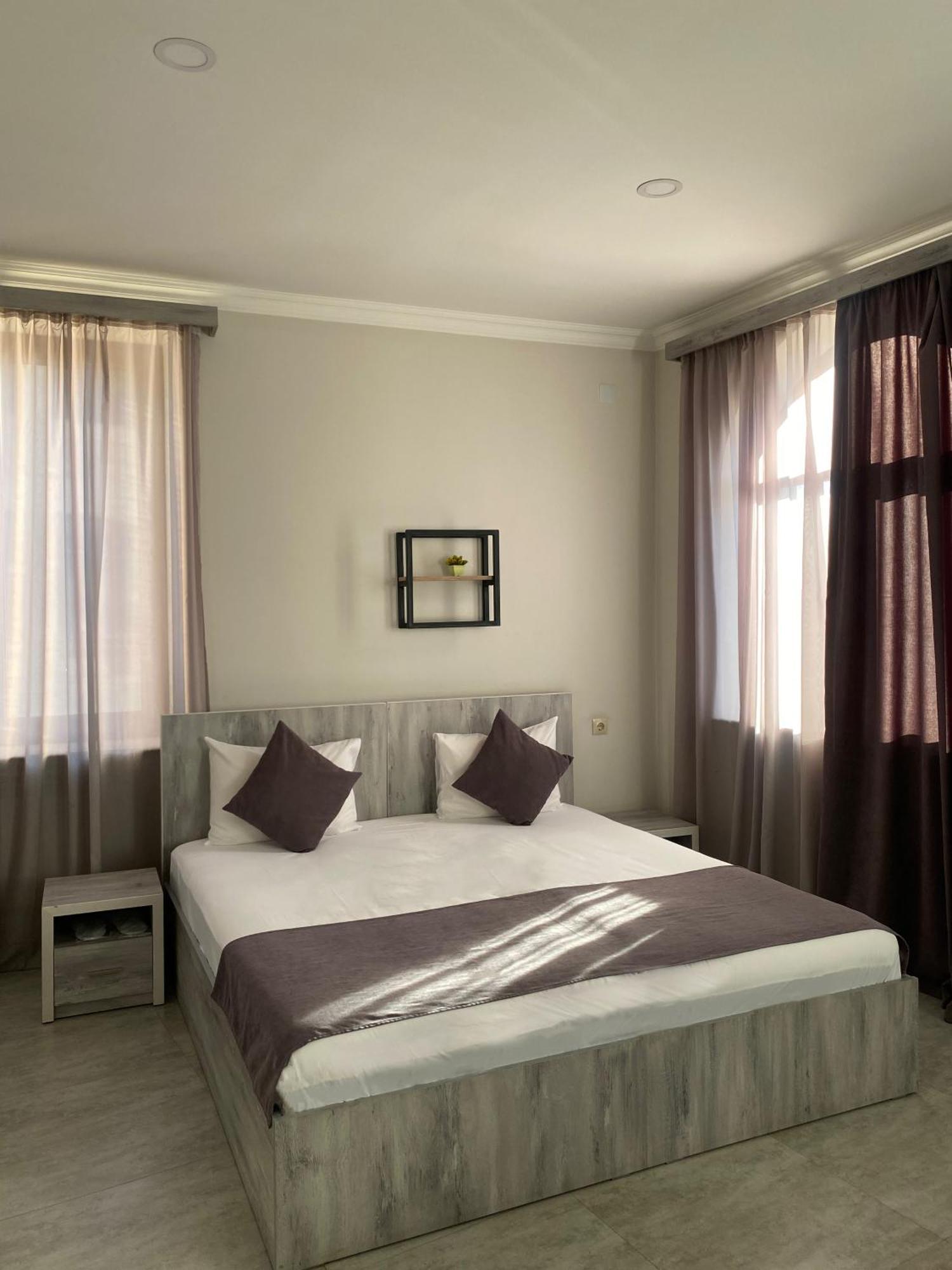 Hotel Menua Yerevan Bagian luar foto
